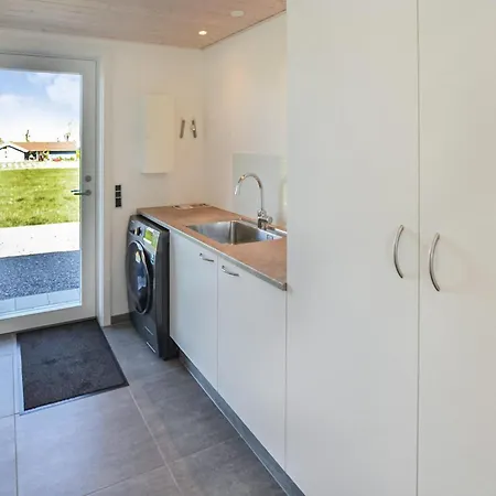 4 Bedroom Gorgeous In Holiday home *
