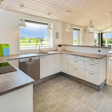 4 Bedroom Gorgeous In Holiday home